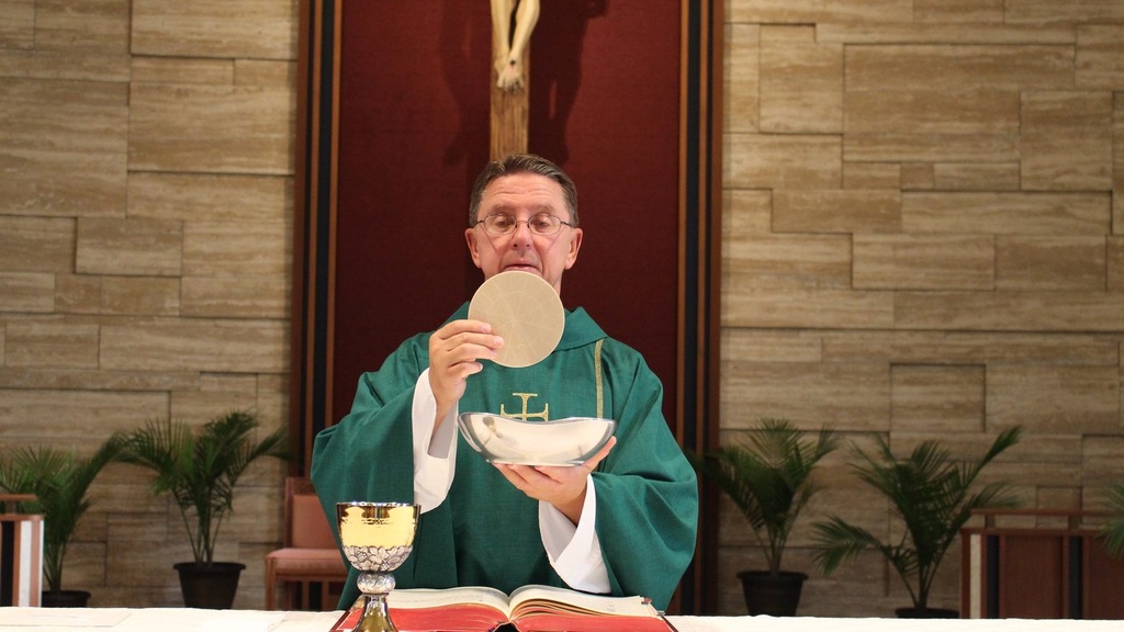 Misa dominical de 19:00 en el patio